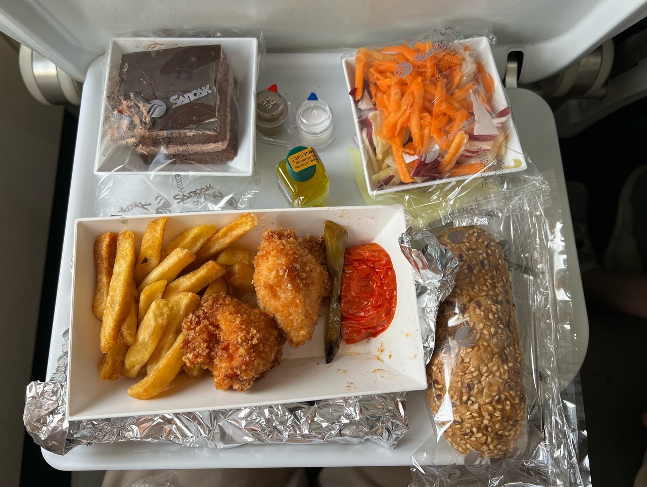 Фото В Турцию из Вены на Corendon Airlines. Еду заказали на сайте.