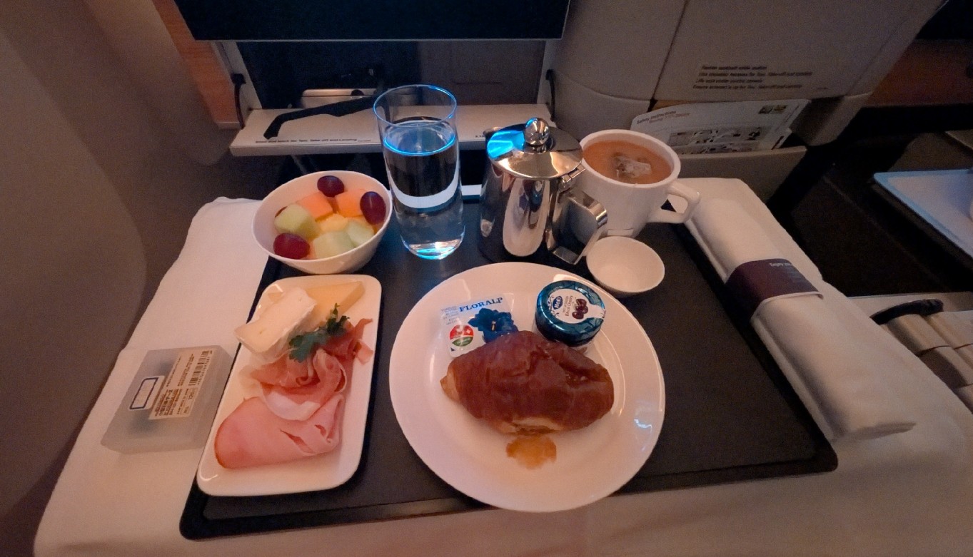 Фото Еда вся безликая и скучная, хотя это бизнесс-класс Swiss Airlines.