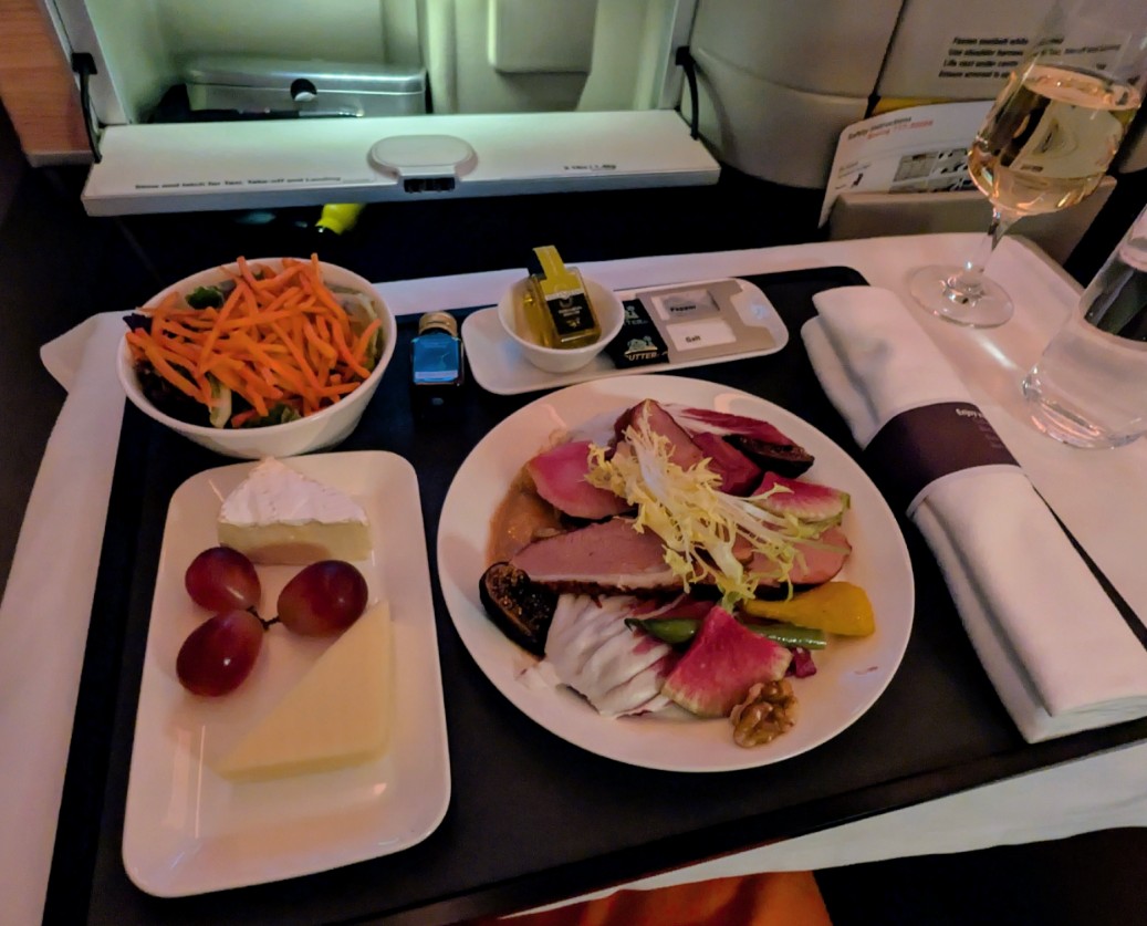 Фото Еда вся безликая и скучная, хотя это бизнесс-класс Swiss Airlines.