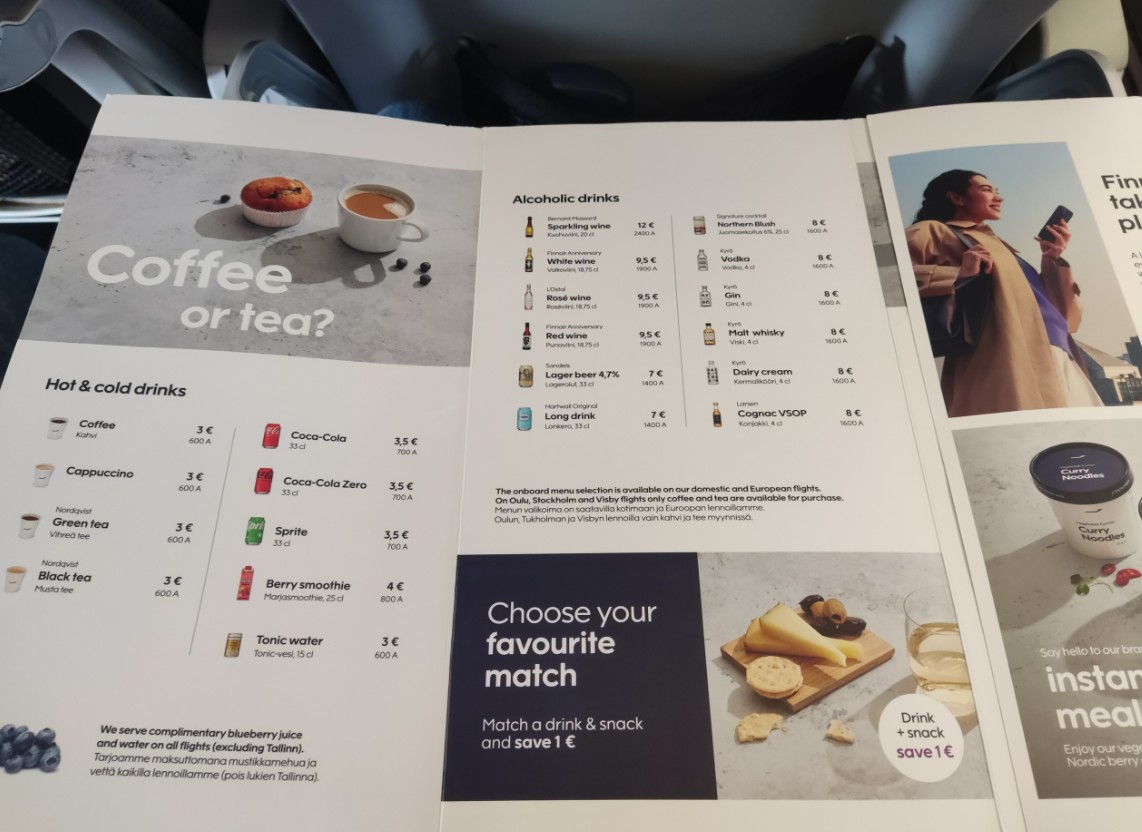 Фото На борту наливают воду или черничный сок. Все остальное - за деньги.