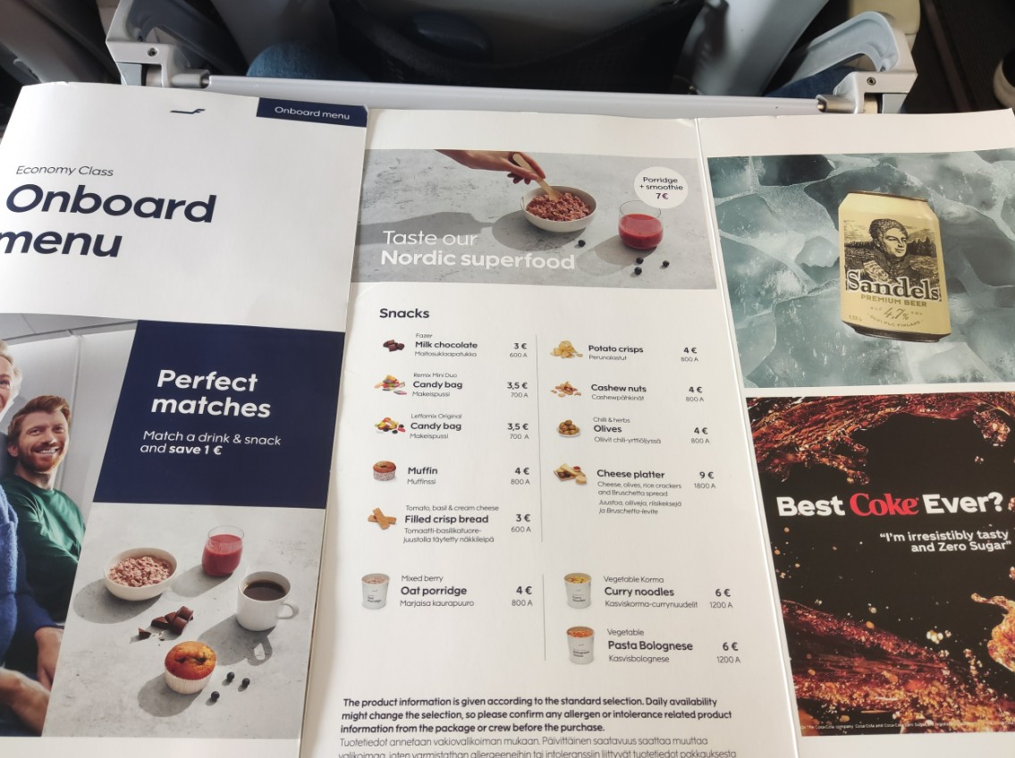 Фото На борту наливают воду или черничный сок. Все остальное - за деньги.