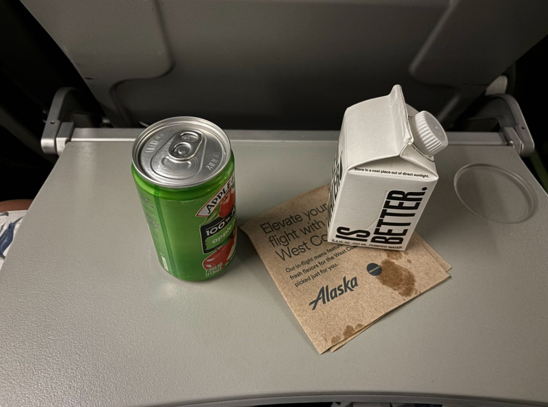 Фото Летела на Alaska Airlines. Вот чем кормили на этом коротком рейсе.