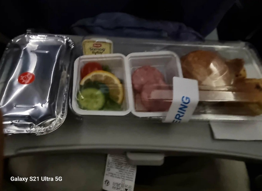 Фото Рейс на Фукуок вылетел с небольшой задержкой. Еда вкусная. Но было жарко.