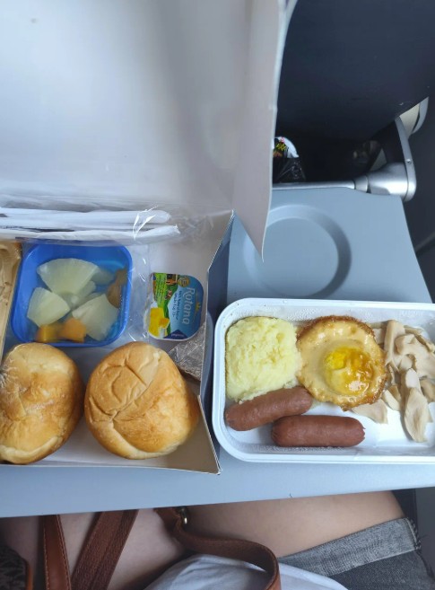 Фото Посадка была очень мягкой, прям волшебной. Но самолёт тесный - ноги деть некуда.