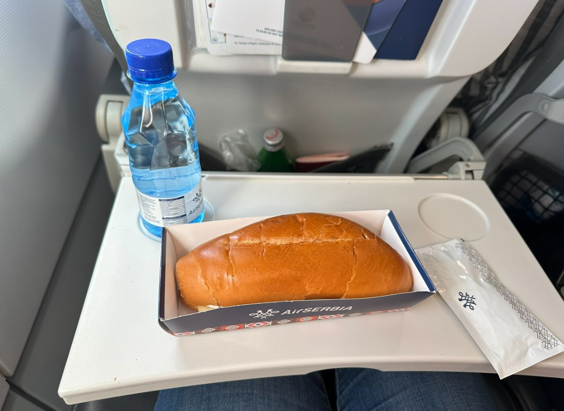 Фото Перелёт в Лондон через Белград. Так называемые еда и напитки.