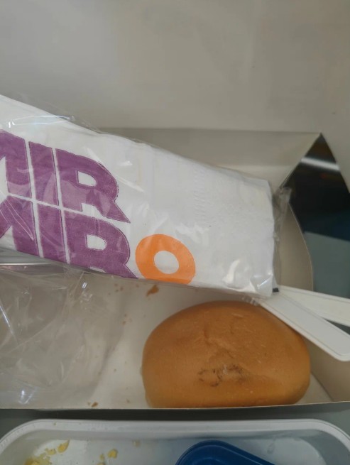 Фото В целом полёт прошёл хорошо. Жаль не говорят по-русски и самолёт был грязным.