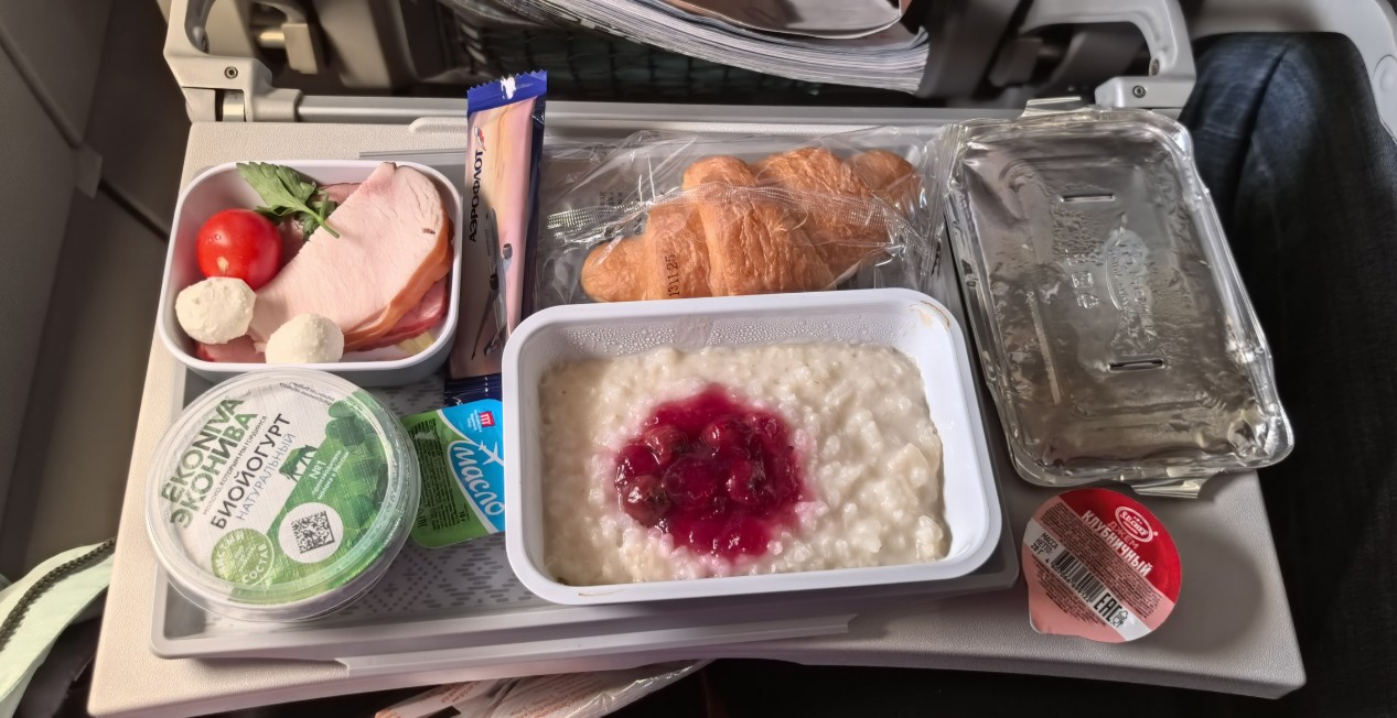 Фото Летала Аэролотом в Краснодар. Кормили чем-то странным, но полёт был норм.