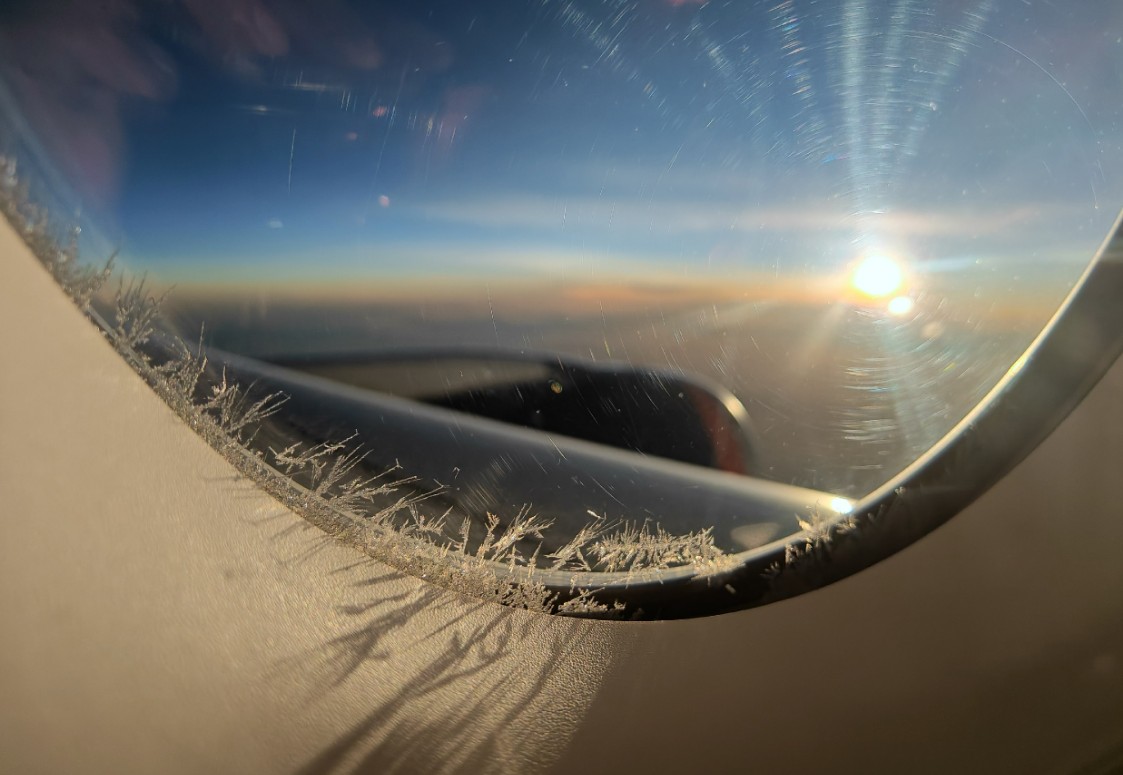 Фото На обоих рейсах бортпроводники вели себя максимально сухо и без улыбки