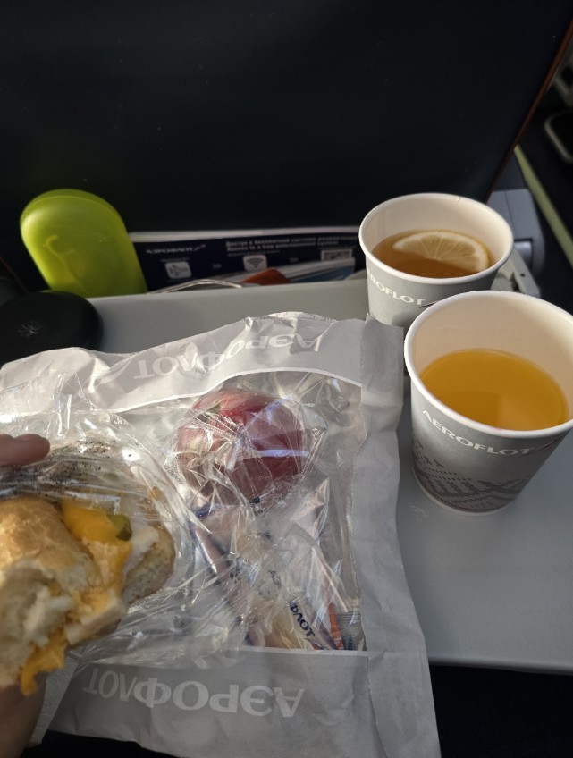 Фото Не комфортные и очень узкие кресла на рейсе в Ереван и обратно. Еда как еда.