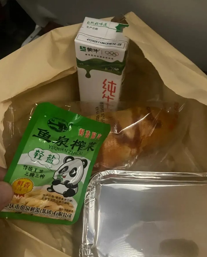 Фото Отвратительная и не пунктуальная авиакомпания! Не пунктуальность и еда!