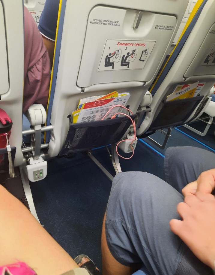 Фото Много места между креслами, но неприятные бортпроводники и жуткая обработка самолета.