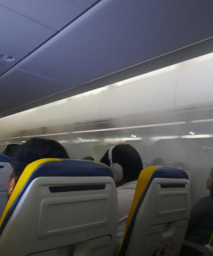 Фото Много места между креслами, но неприятные бортпроводники и жуткая обработка самолета.