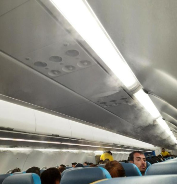 Фото Много места между креслами, но неприятные бортпроводники и жуткая обработка самолета.