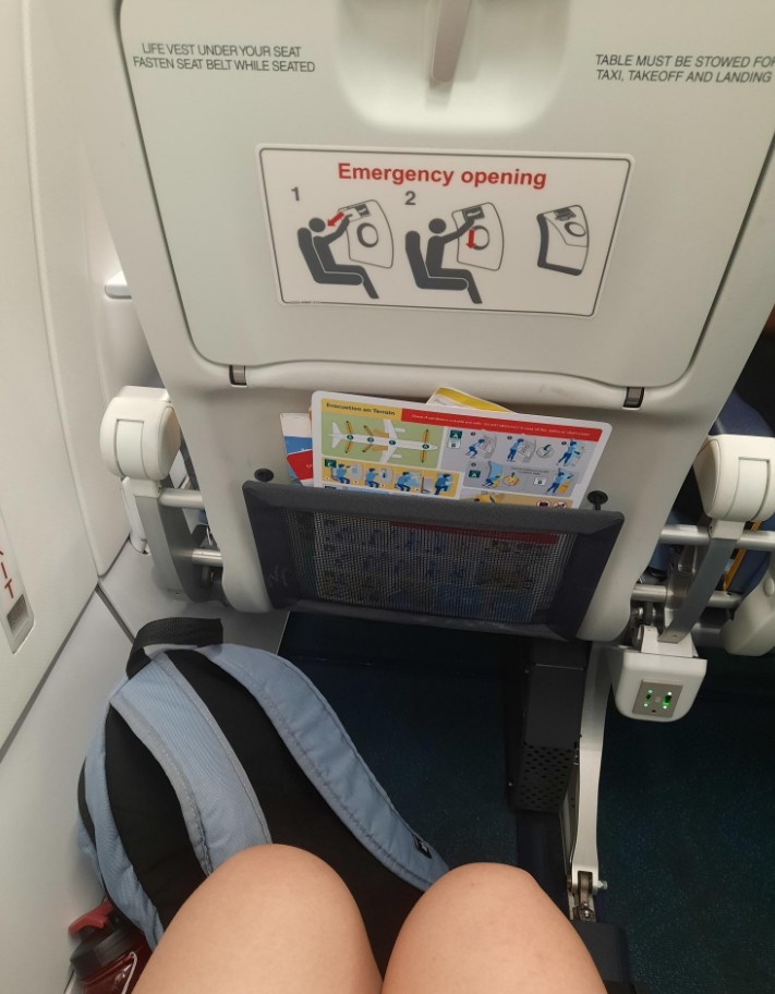 Фото Много места между креслами, но неприятные бортпроводники и жуткая обработка самолета.