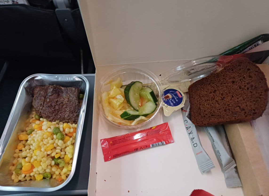 Фото 6 часов в полёте. Из бесплатного только напитки, остальное за деньги.