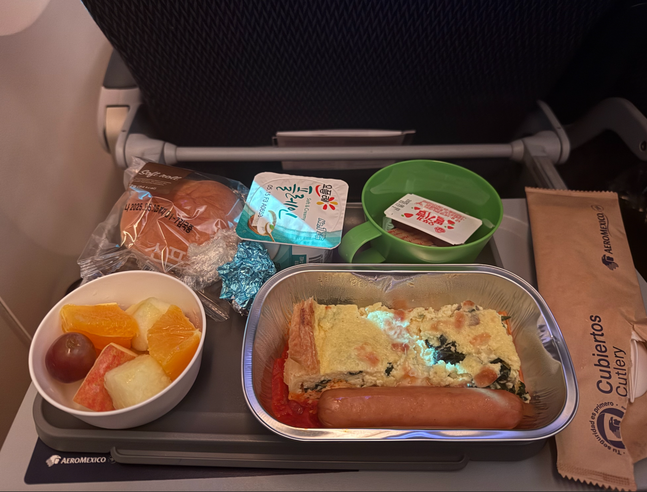 Фото Приятный перелет AeroMexico: гастрономический тур бизнес-класса в эконом-тарелке