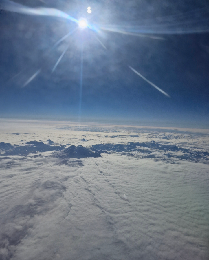 Фото Воздушные приключения рейса DP-155: круги вокруг Эльбруса и гастрономическое спасение в китайском автобусе.