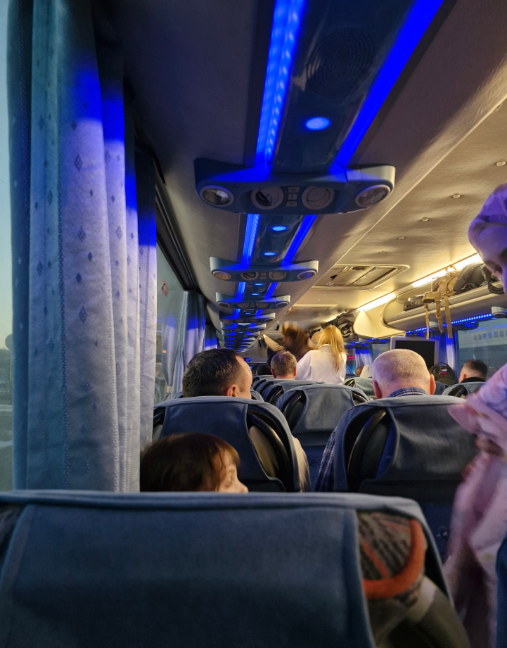 Фото Воздушные приключения рейса DP-155: круги вокруг Эльбруса и гастрономическое спасение в китайском автобусе.