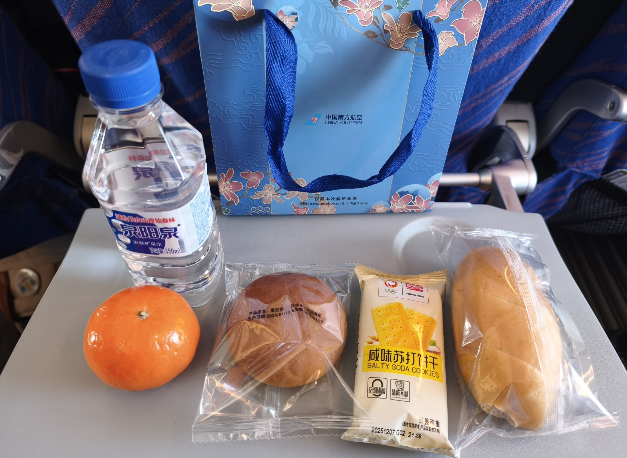 Фото Полёт Урумчи - Алматы: веганский обед China Southern Airlines разочаровал