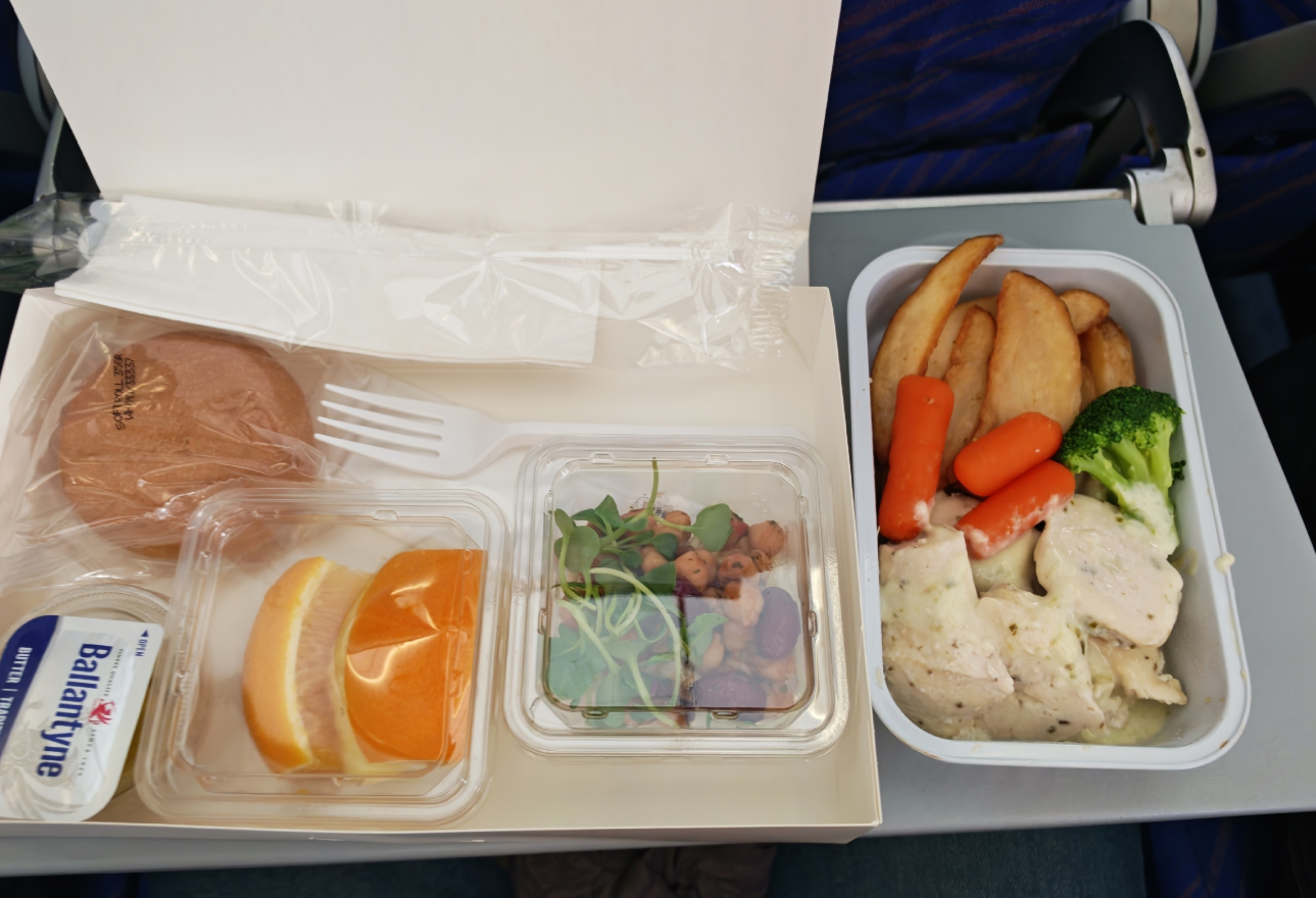 Фото China Southern Airlines рейс Сеул - Пекин с питанием, но без горячих напитков.