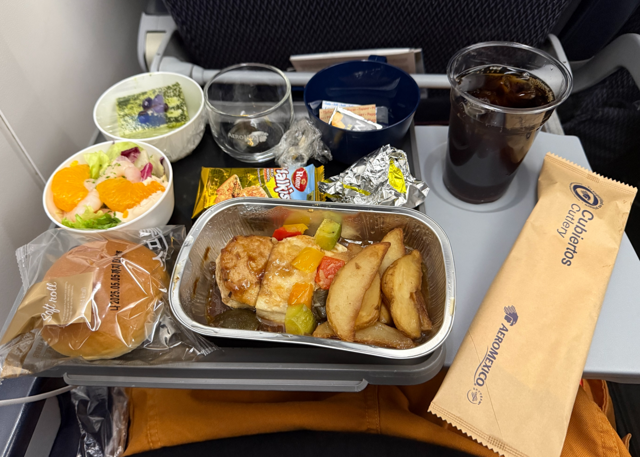 Фото Приятный перелет AeroMexico: гастрономический тур бизнес-класса в эконом-тарелке