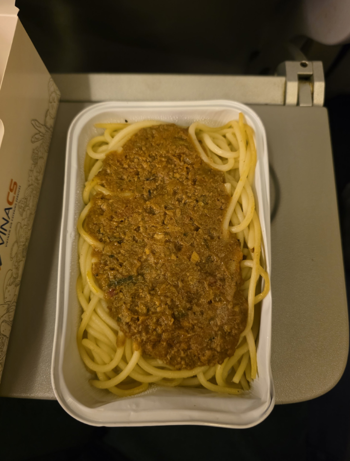 Фото За задержку рейса покормили в аэропорту. Самолёт старый, Шаг кресел маленький.