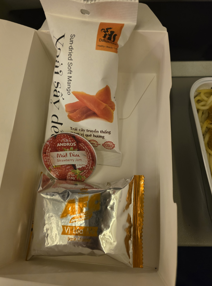 Фото За задержку рейса покормили в аэропорту. Самолёт старый, Шаг кресел маленький.