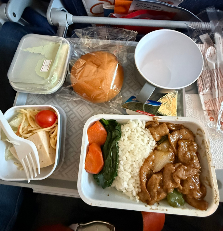 Фото Вот чем кормит Аэрофлот на рейсе из Шанхая в Москву.