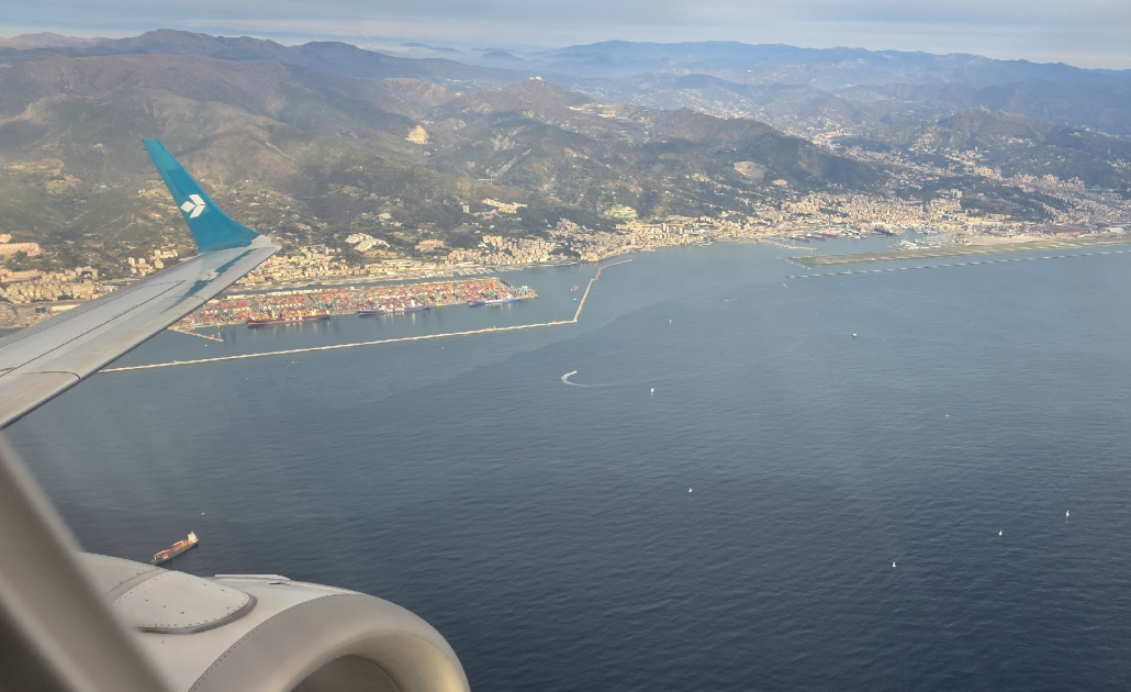 Фото Короткий перелёт из Германии в Геную. Всё ок!