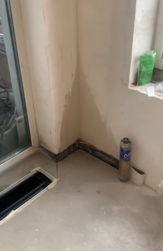 Фото Пришлось идти в суд. Окна потекли из-за плохого утепления фасада.