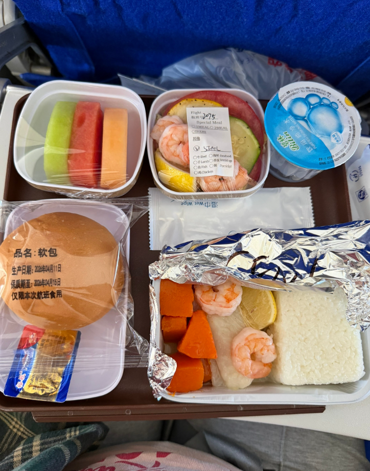 Фото Классичесский рейс в Пекин из Москвы. Подлокотники скрипели, многое что обшарпанное. Но всё было вкусное.