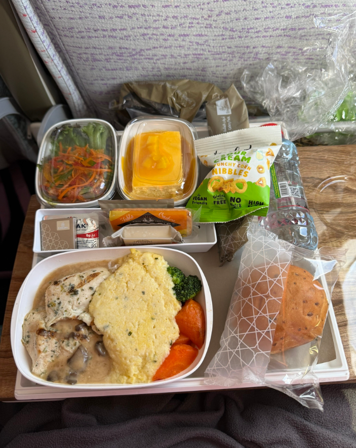 Фото Рейс во Вьетнам через ОАЭ на Эмирейтс. Питание вкусное, алкоголя море.