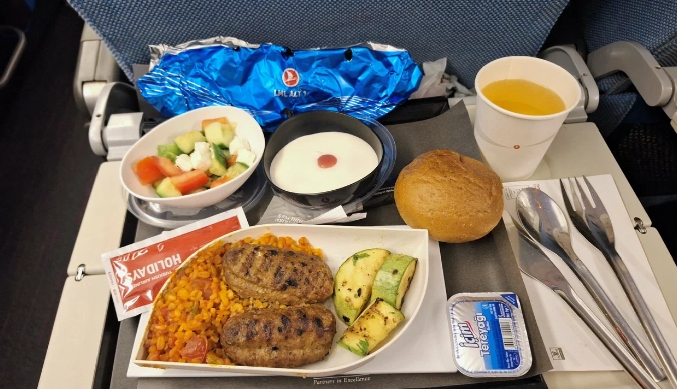 Фото Обслуживание вежливое и корректное. Очень слаженная и спокойная работа бортпроводников.