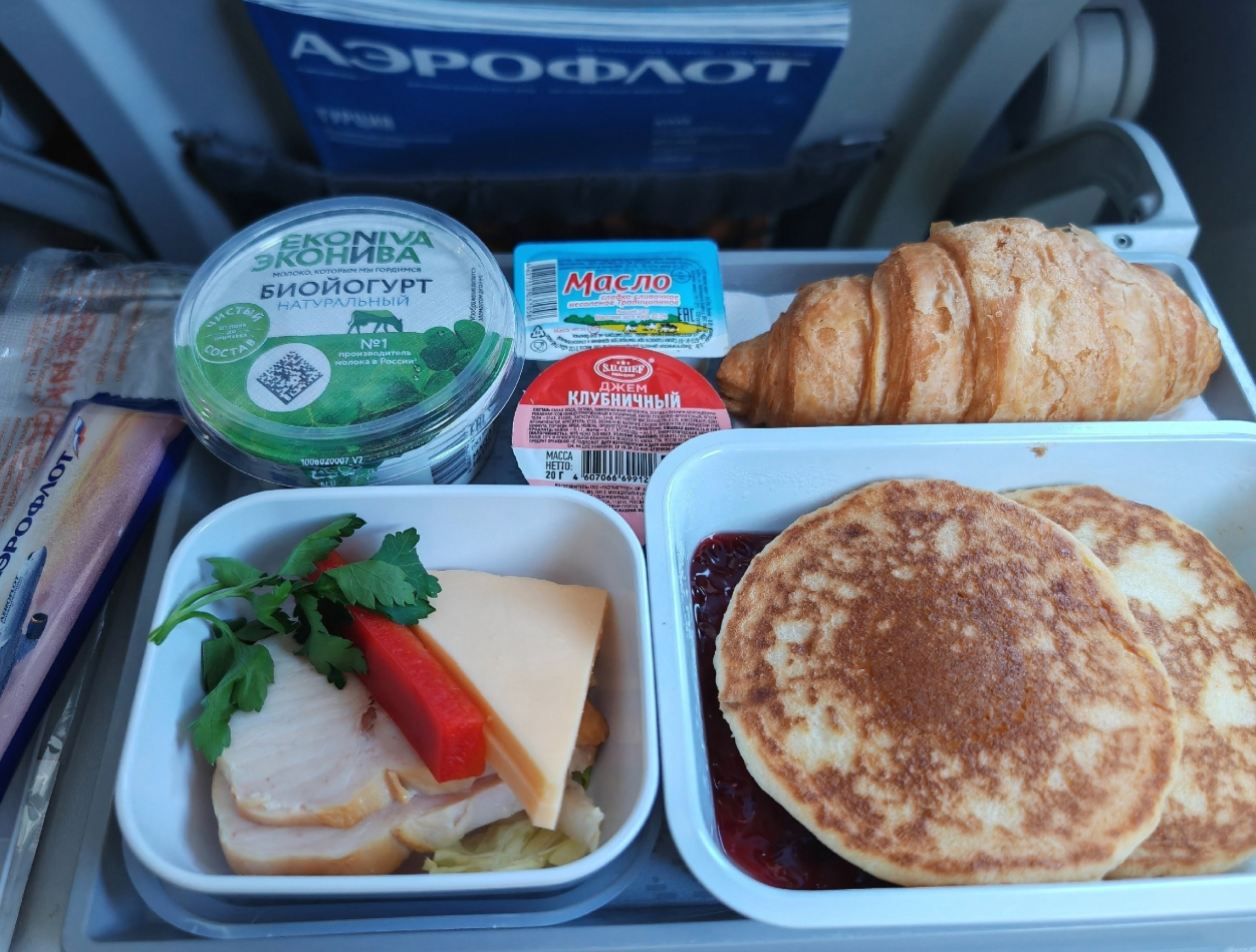 Фото Завтрак в небе: эконом-класс Аэрофлота на рейсе Омск - Москва.