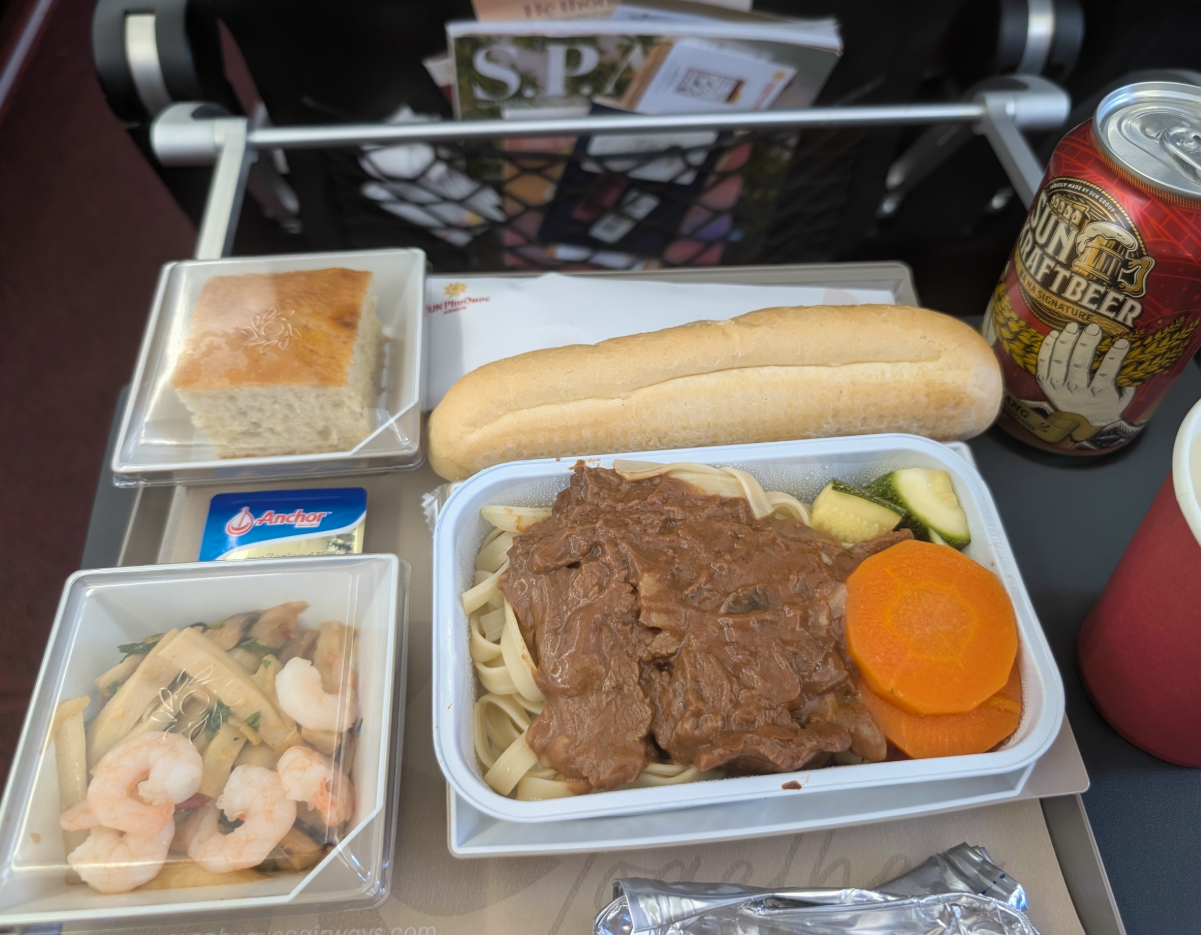 Фото Sun Phu Quoc Airlines - и поел, и выпил, и шоу посмотрел и полезные подарки дали!