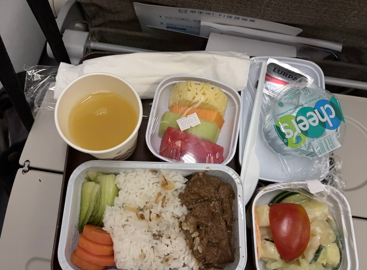 Фото Подробно рассказала, чем кормят на разных рейсах China Eastern