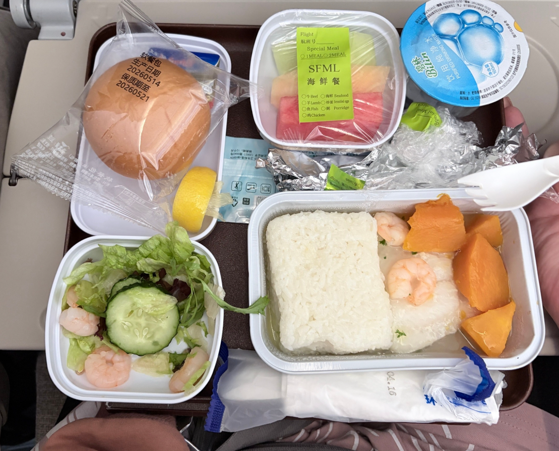 Фото Подробно рассказала, чем кормят на разных рейсах China Eastern