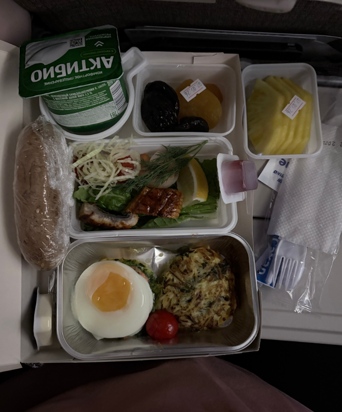 Фото Подробно рассказала, чем кормят на разных рейсах China Eastern