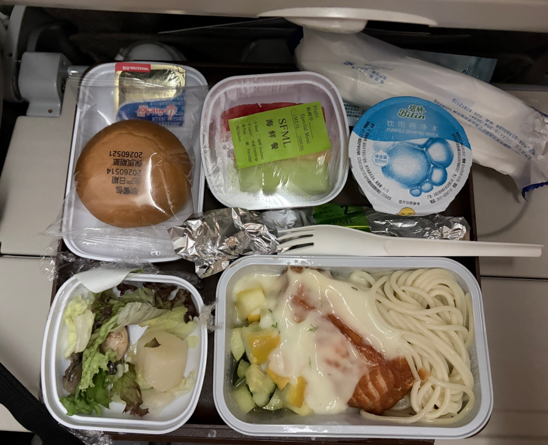 Фото Подробно рассказала, чем кормят на разных рейсах China Eastern