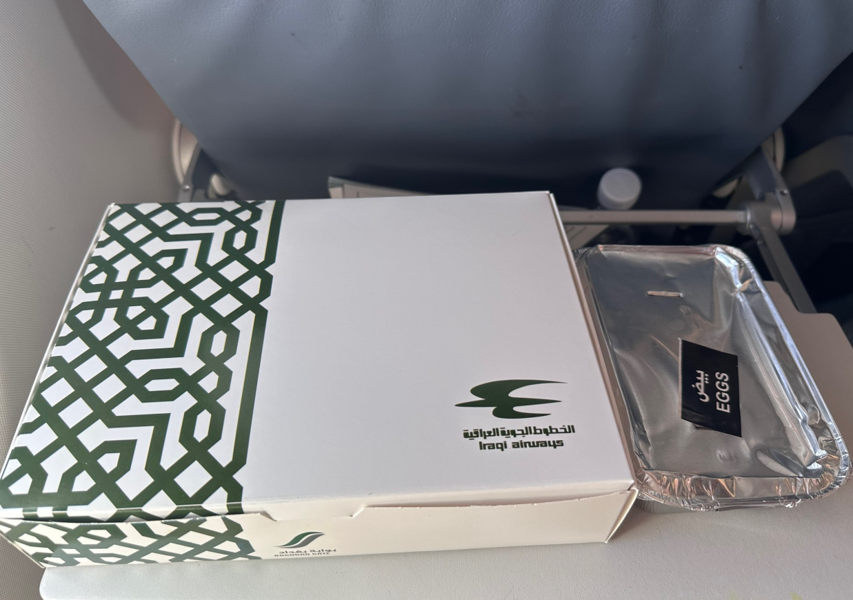 Фото Iraqi Airways на 737-макс - рейс в Дубай с завтраками.